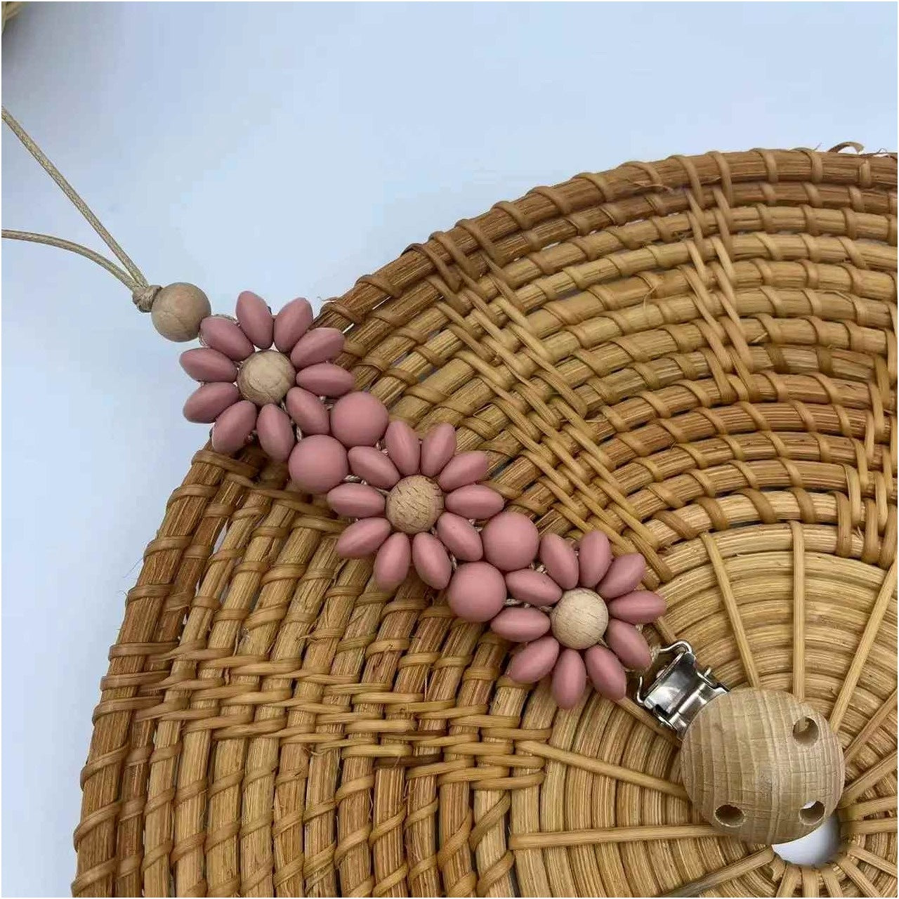 Attache tétine au design doux rose foncé