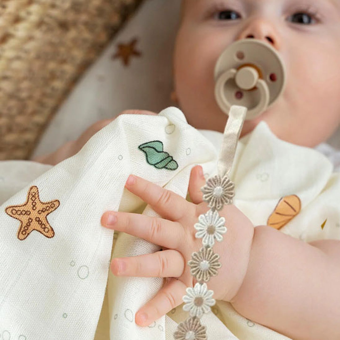 attache tetine douce pour mains de bébé et facile à attraper