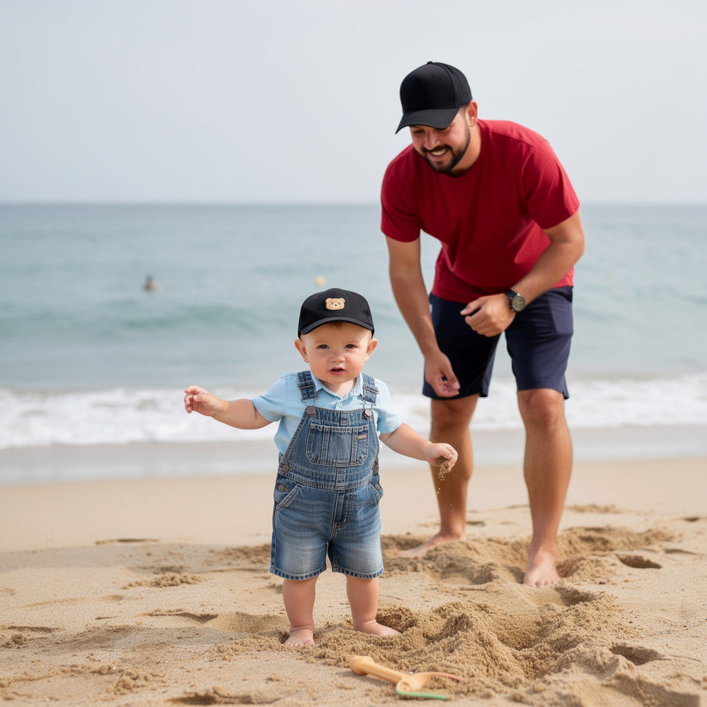 casquette bebe noire à la plage