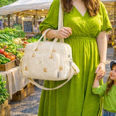 Faire le marché avec un sac de naissance bébé léger est idéal