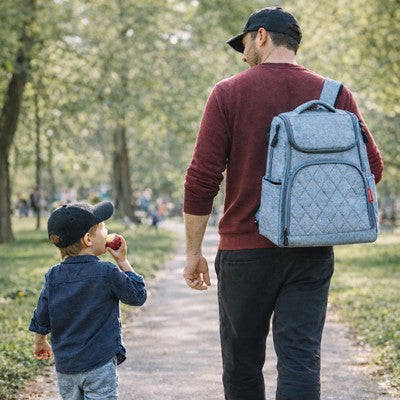 belle promenade père fils avec sac a dos a langer bebe