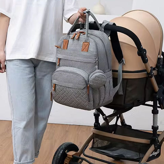Sac a dos a langer s'attache à la poussette facilement