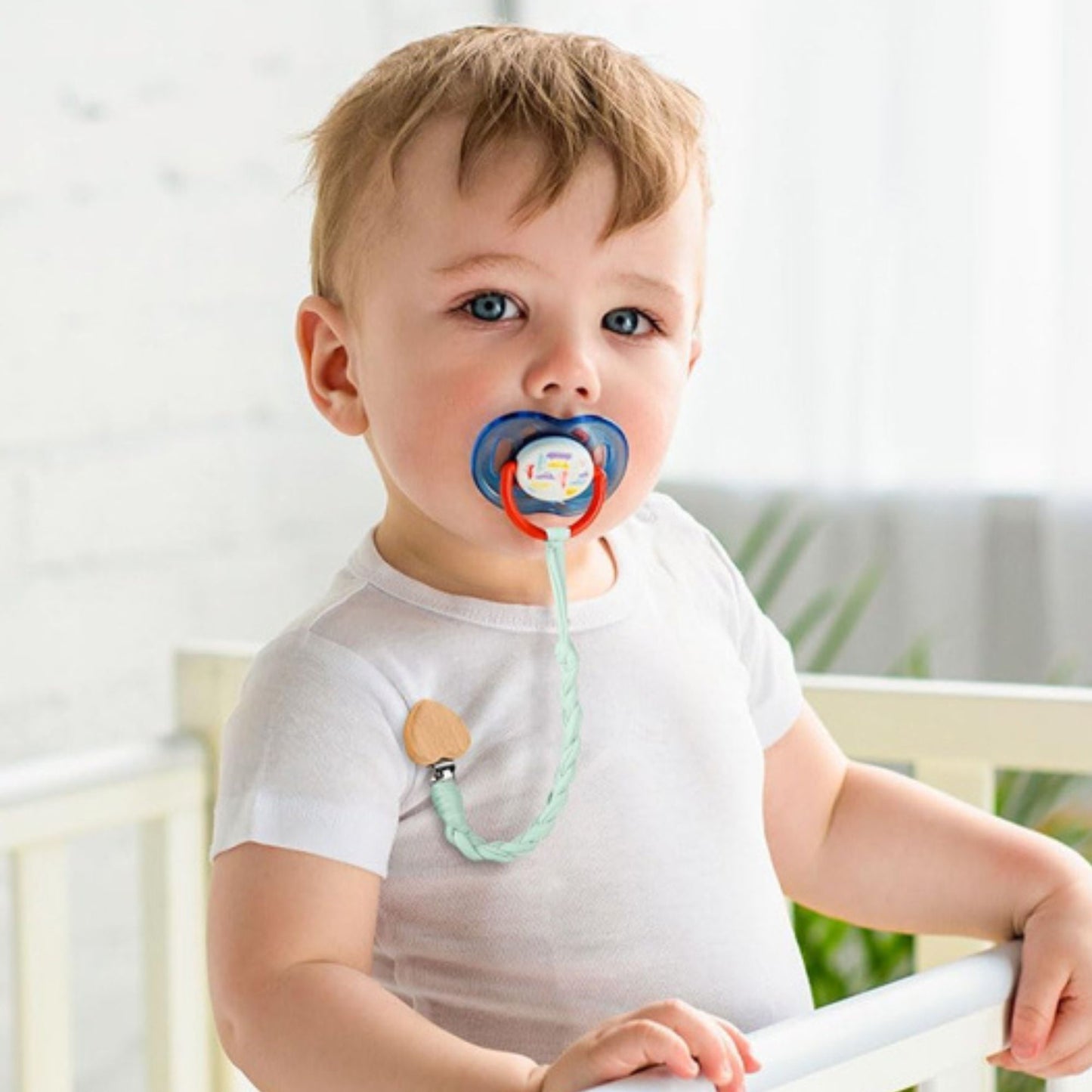 Fini les recherche de sucette dans le lit avec votre attache suce cœur verte