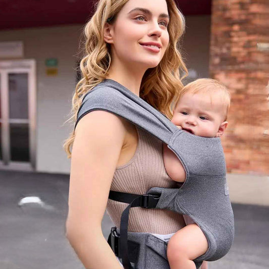 Bébé se retrouve emmailloté confortablement dans cette écharpe de portage bébé