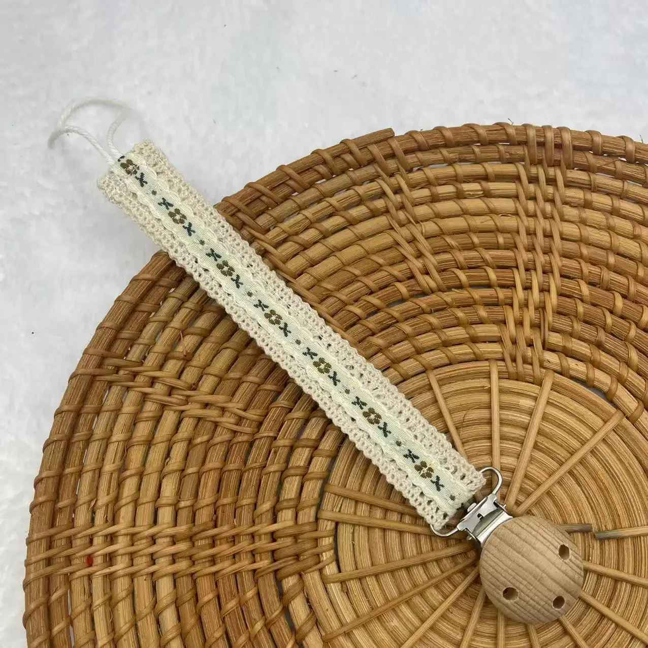attache suce Attache Tendresse motifs kaki fond beige
