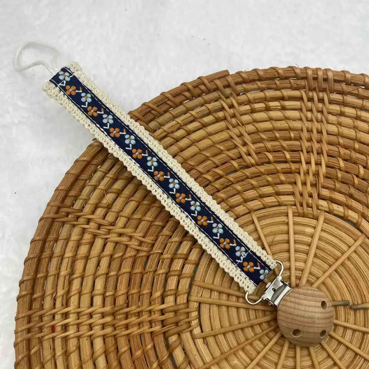 attache suce motifs fleurs bleues