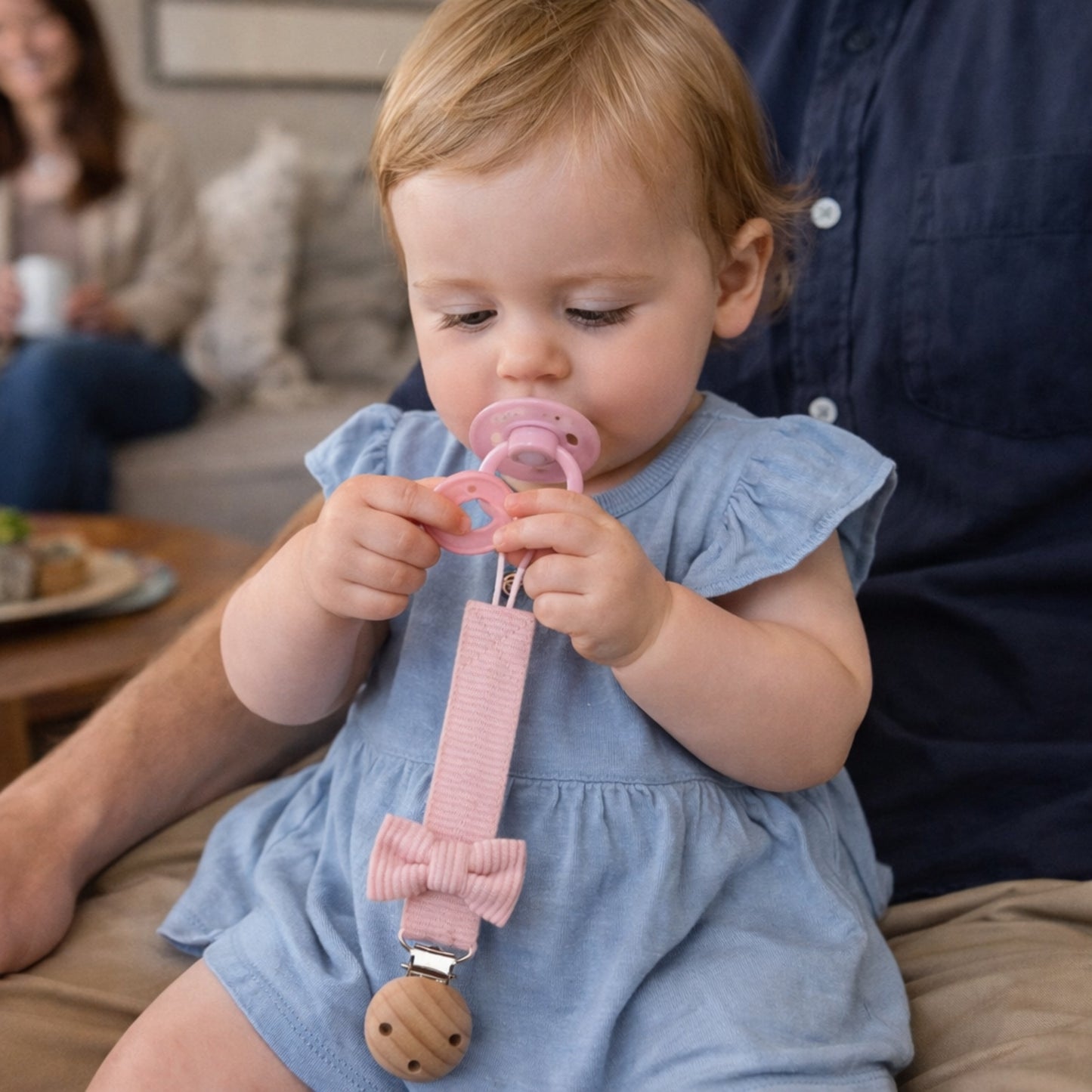 Avec son attache suce la petit Malie garde sa sucette propre et ses parents heureux