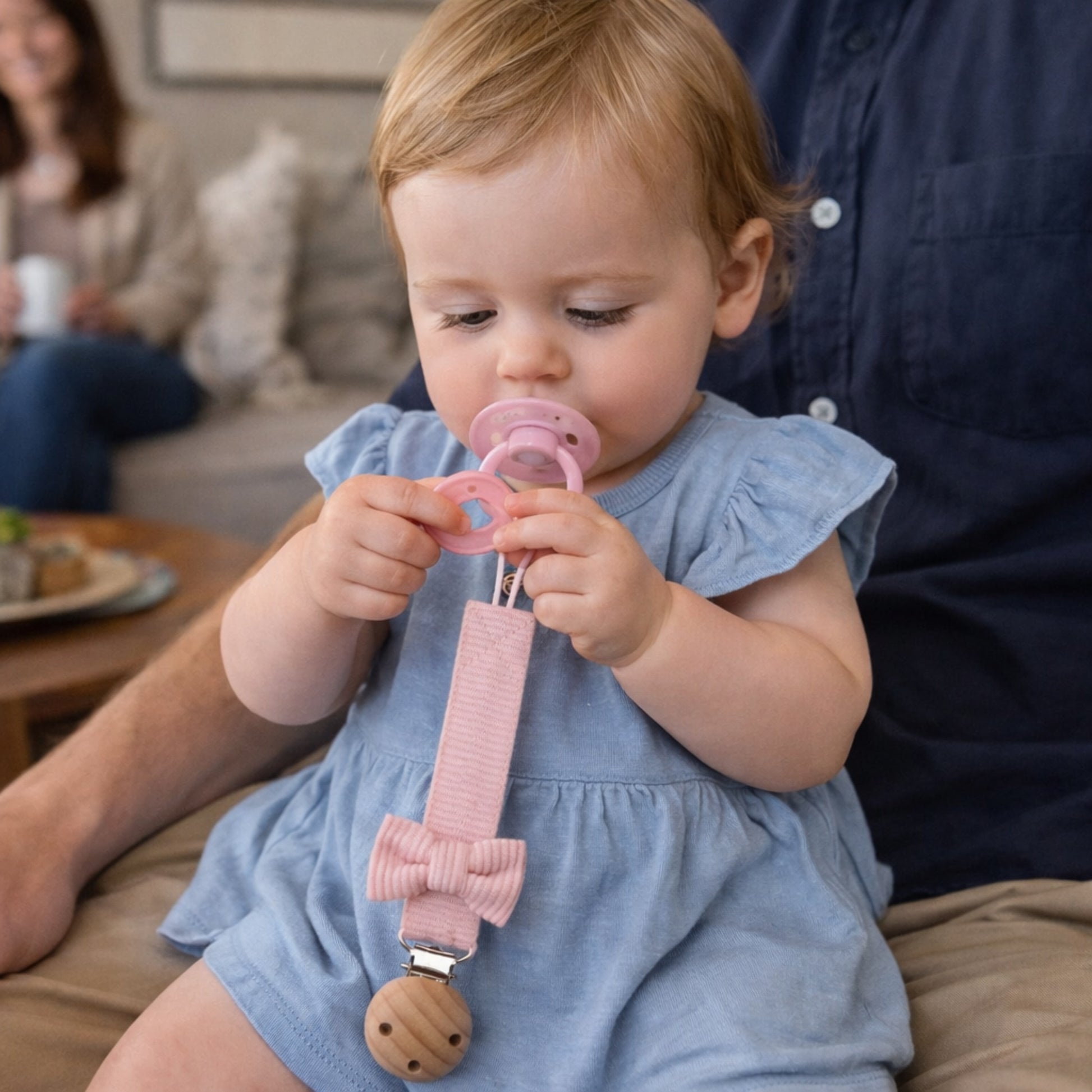 Avec son attache suce la petit Malie garde sa sucette propre et ses parents heureux