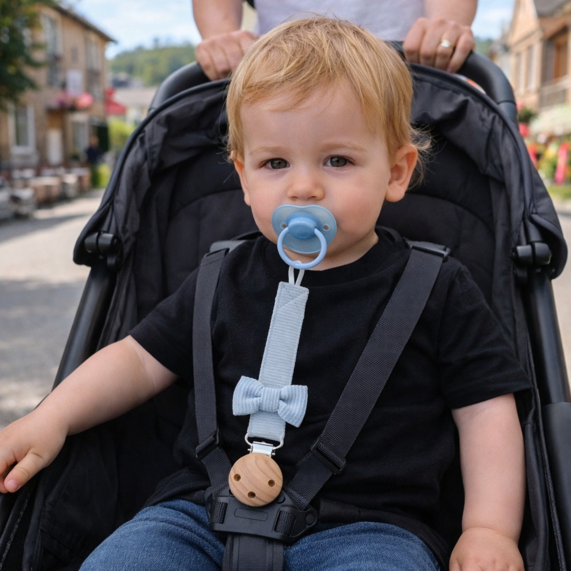 Sucette en sécurité avec votre attache suce solide