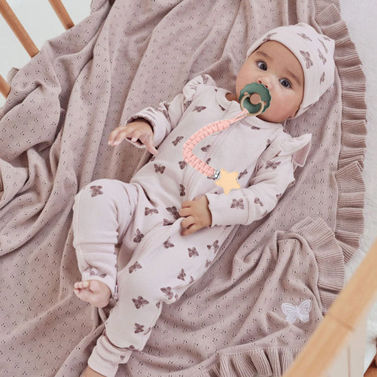 Bébé reste au calme avec sa sucette toujours a portée de main avec son attache tétine