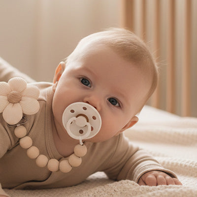 Notre attache tétine permet a bébé de tenir en sécurité sa sucette