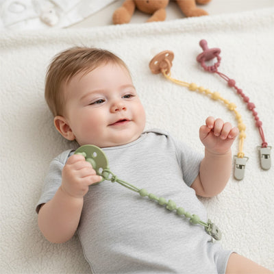 Notre attache tétine est parfaite pour les petits explorateurs en herbes