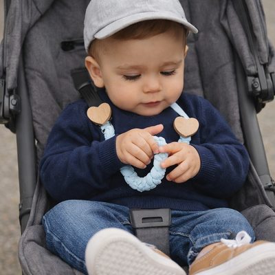 La tresse en tissu doux de cette attache tétine devient un jeu sensoriel pour les explorateurs