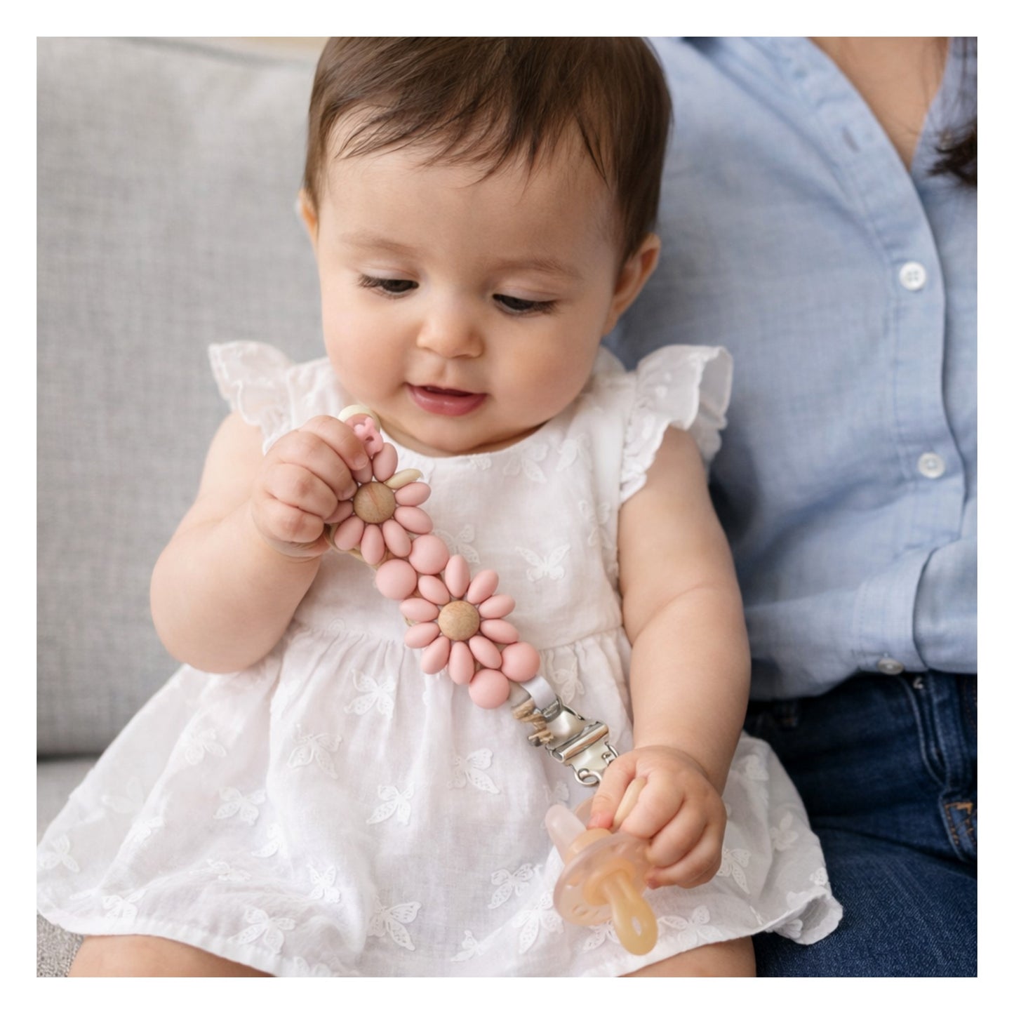 Un attache tétine avec lequel on peut s'amuser tout en gardant la sucette propre 