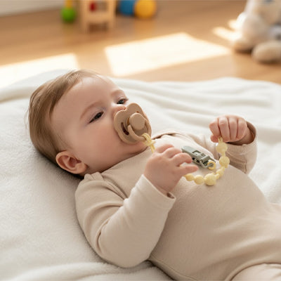 Avec notre attache tétine, bébé retrouve facilement sa sucette par lui-même