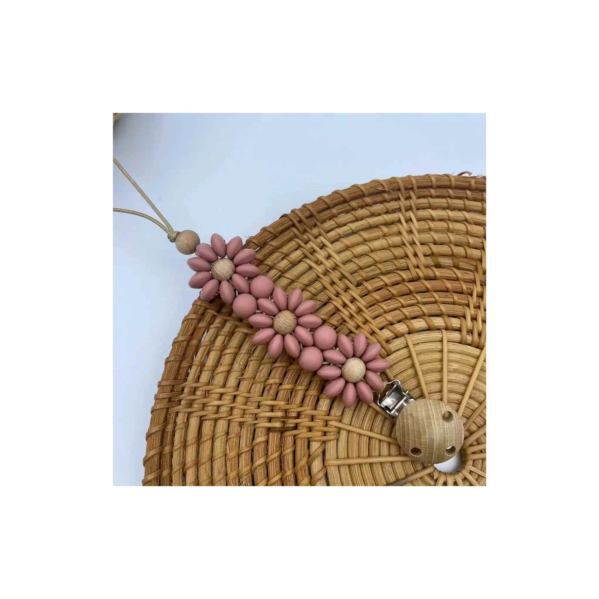 Attache tétine au design doux rose foncé