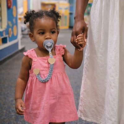 Une attache tétine qui attirera les regards