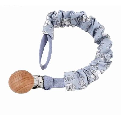 l'attache tetine de couleur bleu doux
