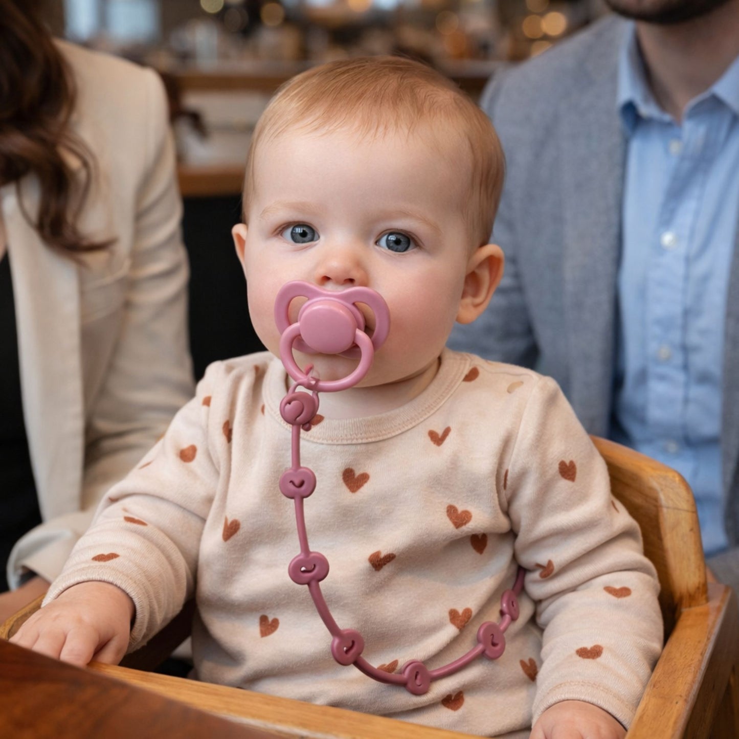 repas restaurant avec attache tetine en silicone rose