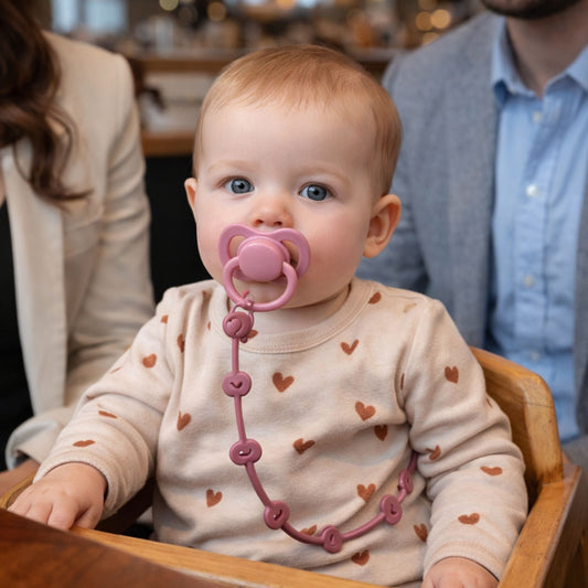 repas restaurant avec attache tetine en silicone rose