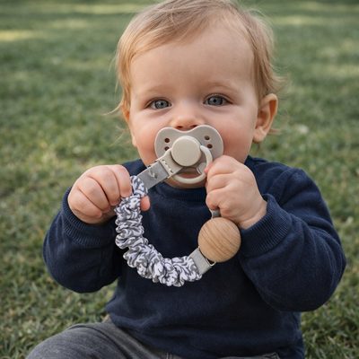 une attache tetine qui est aussi un jouet sensoriel