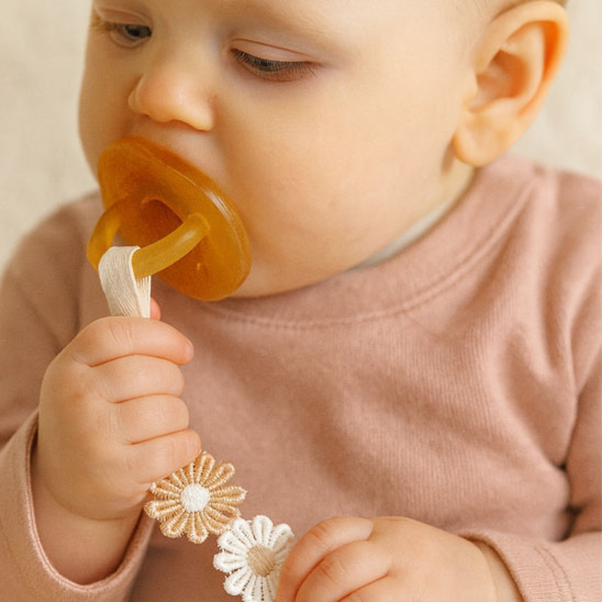 Attache tetine parfait pour les petits exploratrices en herbes. 