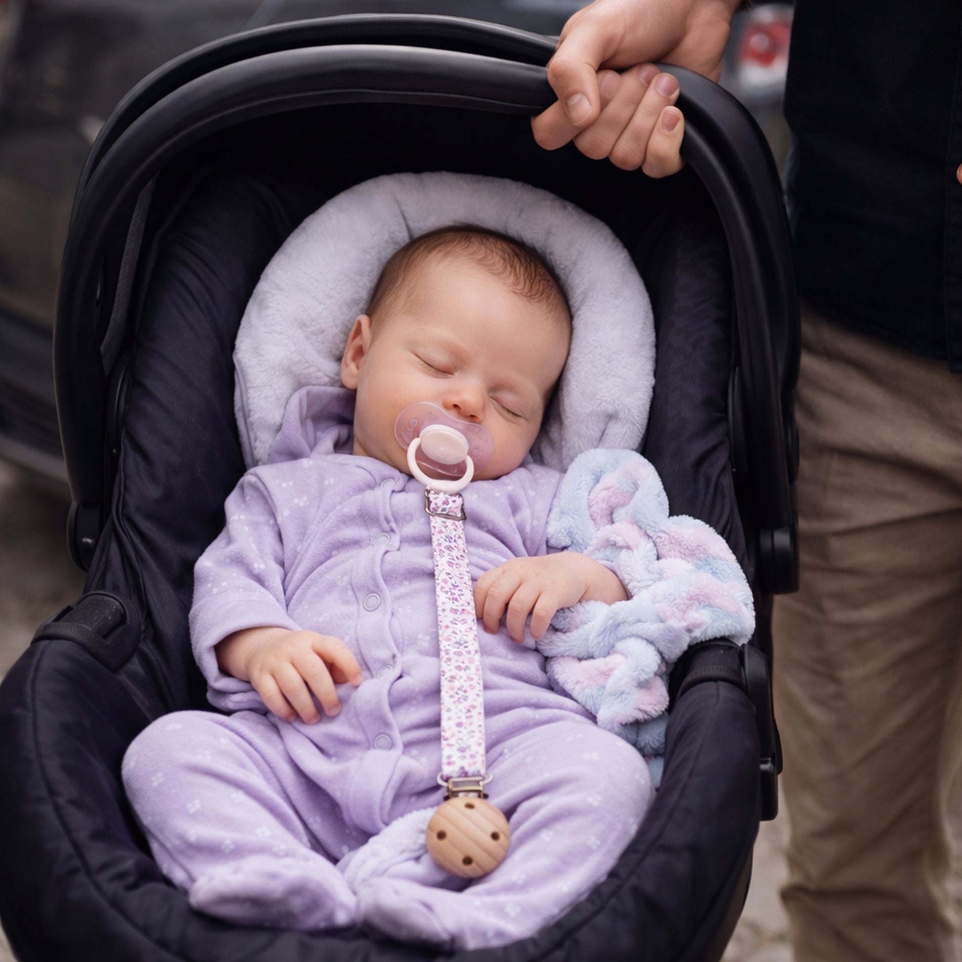 Avoir un bébé paisible sa sucette près de lui en tout temps avec son attache tetine