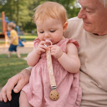 Avoir une attache tetine pour jouer double efficacité
