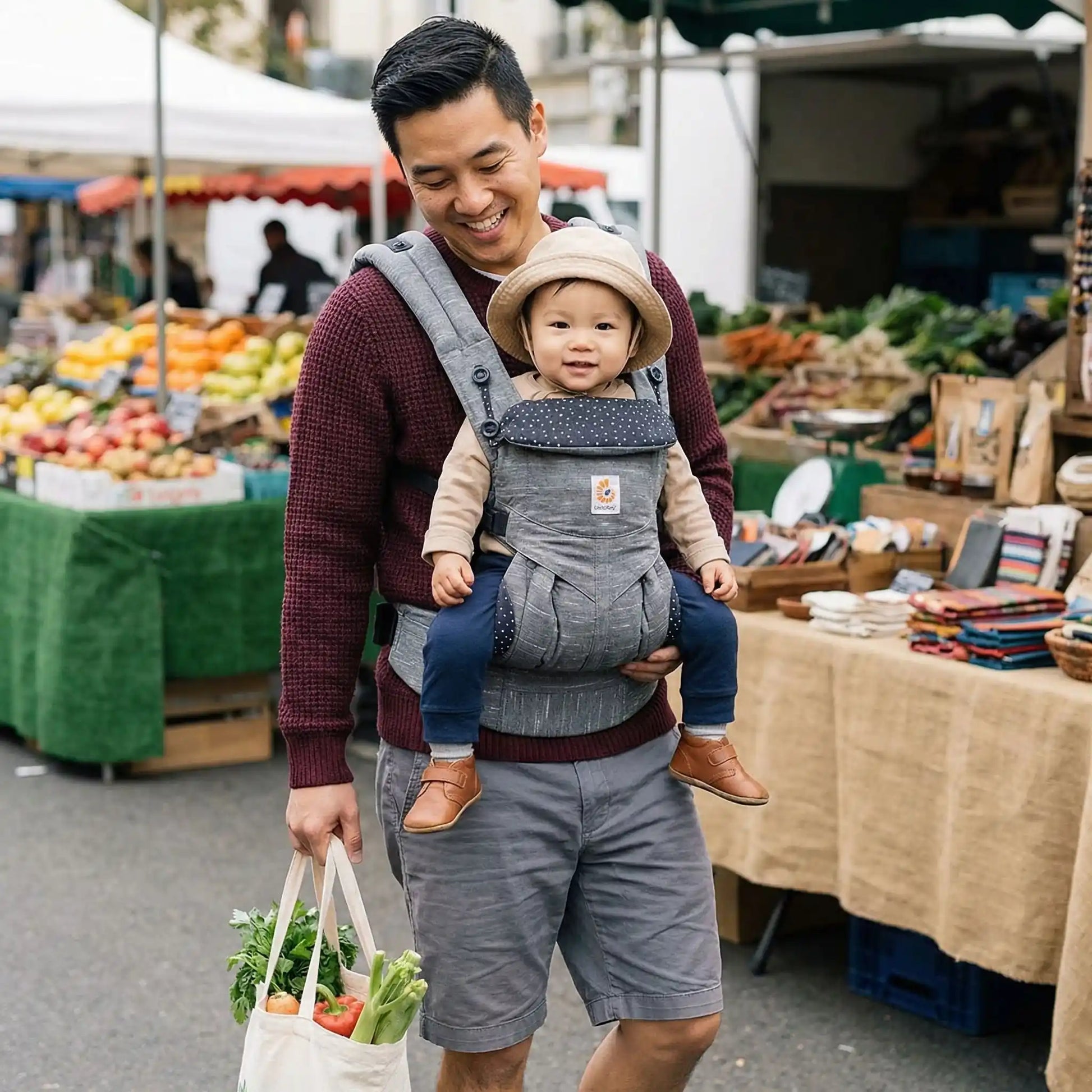 Votre enfant près de vous au marché dans son  porte bebe physiologique