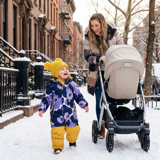 Balade d'hiver en ville au chaud avec bonnet bebe