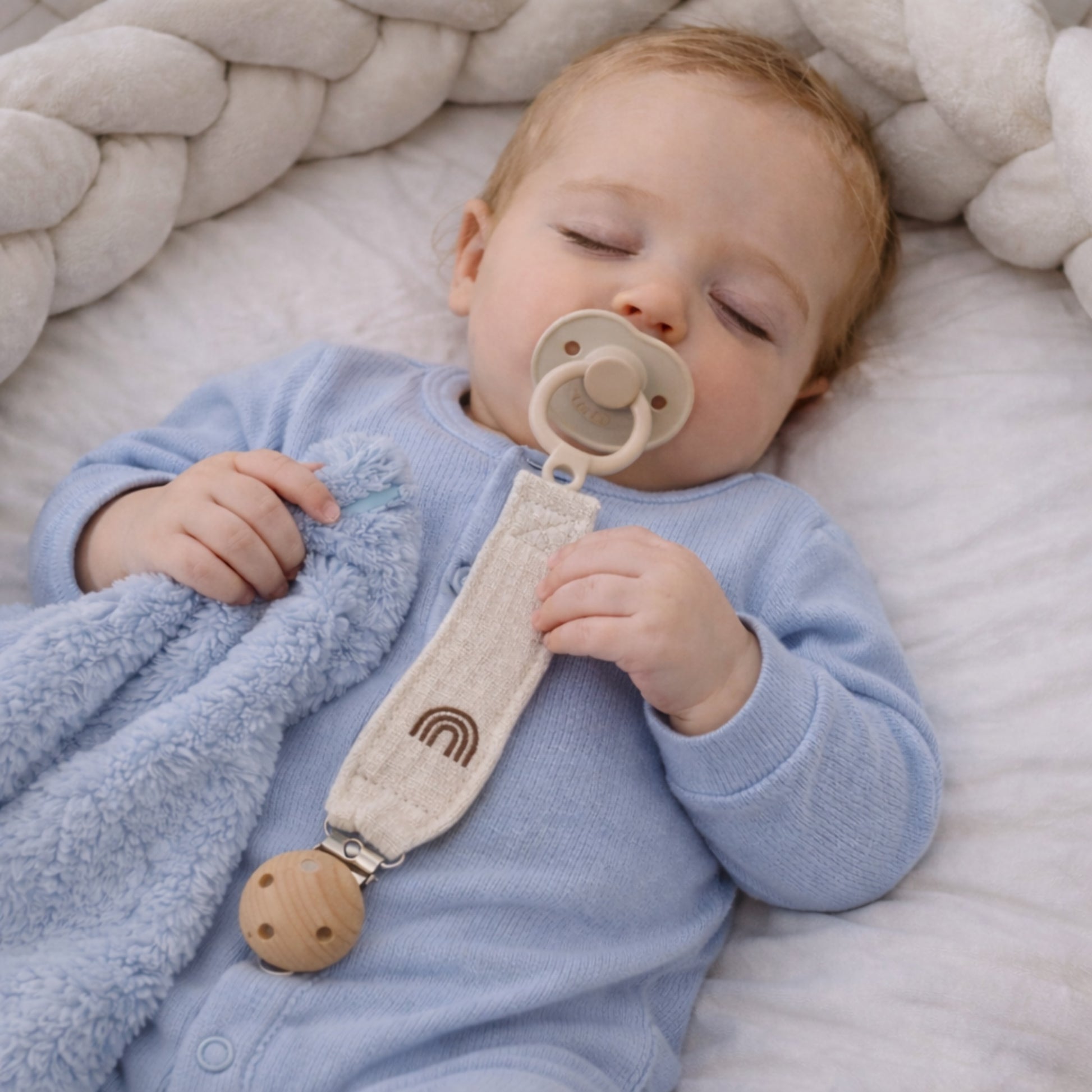 Peu importe l'endroit où il est couché avec son attache suce, bébé a tout ce qu'il lui faut pour un dodo paisible