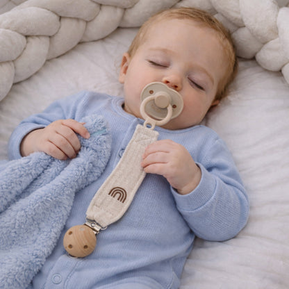 Peu importe l'endroit où il est couché avec son attache suce, bébé a tout ce qu'il lui faut pour un dodo paisible