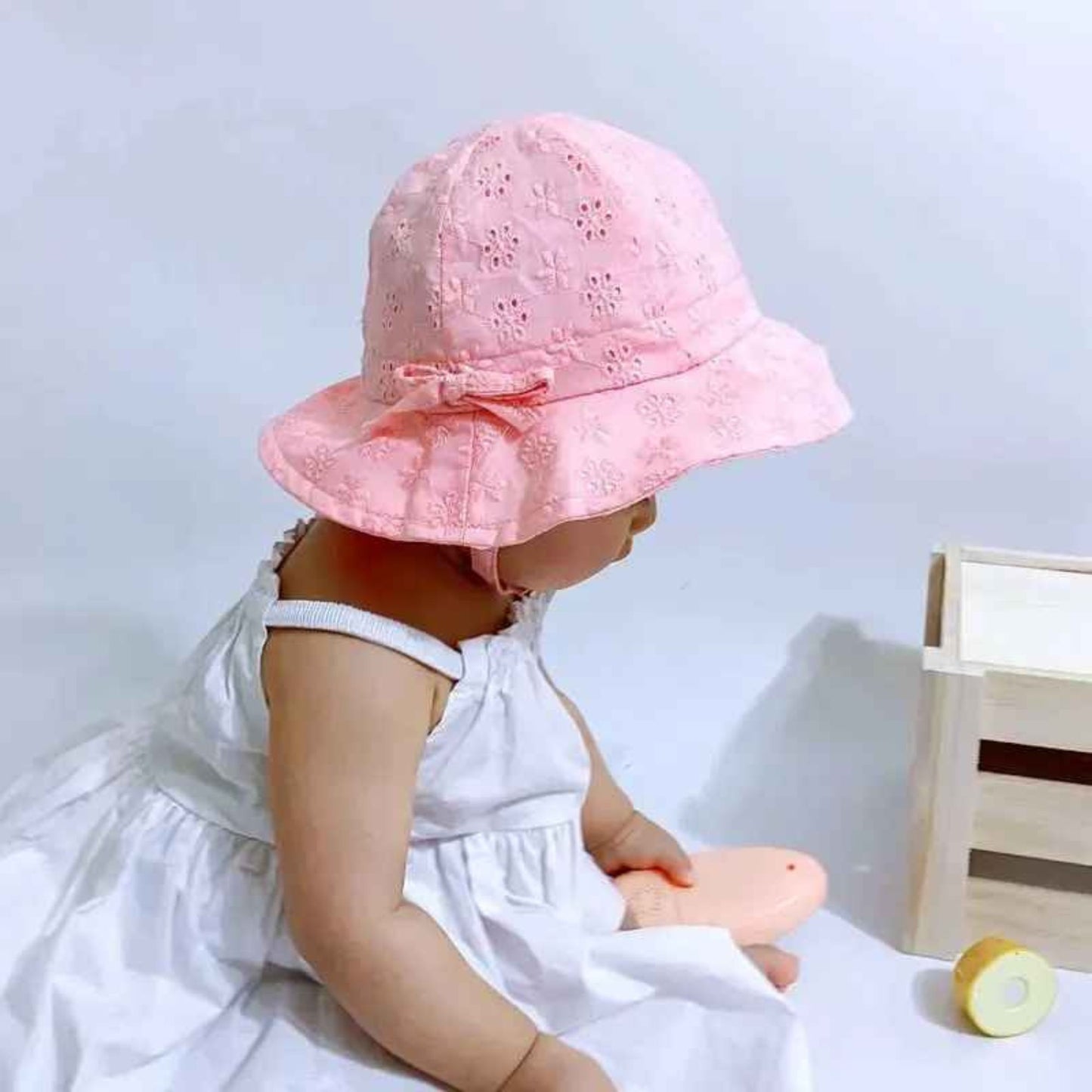 Jolies fleurs brodées sur bobo bebe fille
