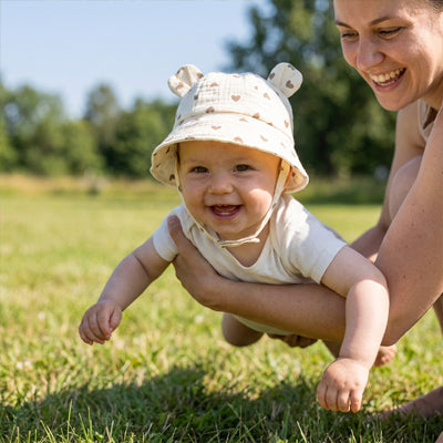 De petits cœurs brun doux ornent ce bob bebe