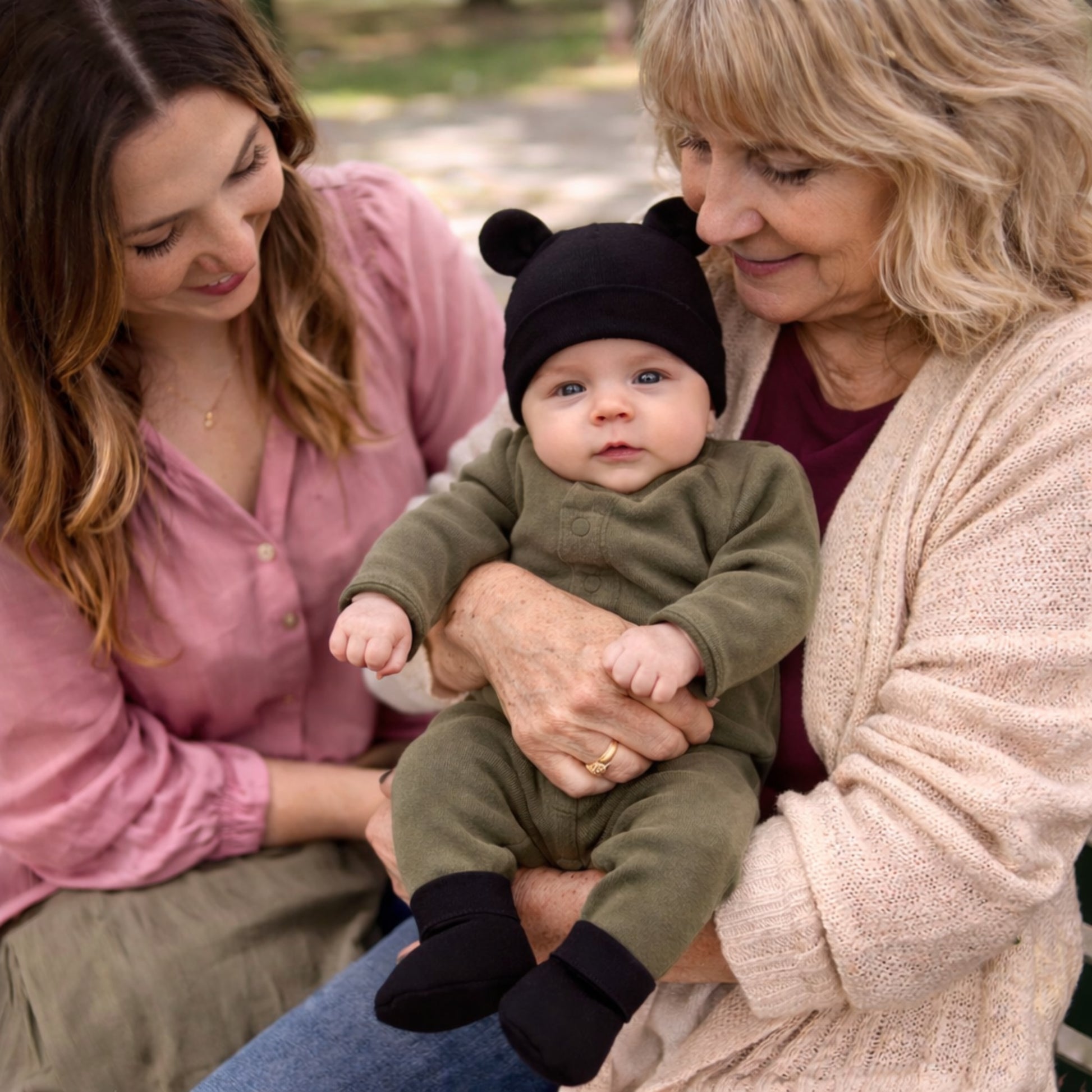 bonnet bebe Nelyo noir sortie avec mamie