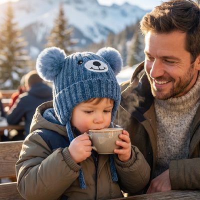 bonnet pour bebe au tricot bleu chocolat chaud dehors