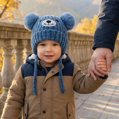 Une jolie broderie d'ourson sur bonnet pour bebe au tricot