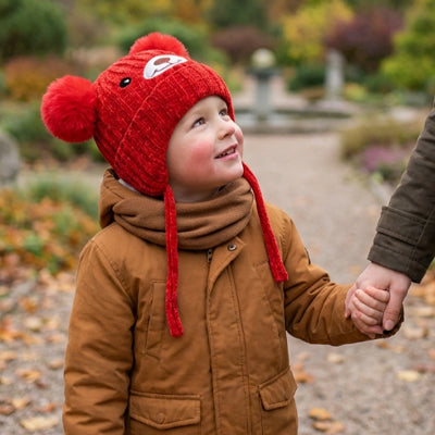 bonnet pour bebe au tricot rouge avec cordon de maintient