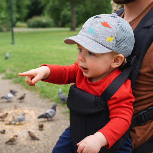 casquette pour bebe RexStyle grise au parc à oiseaux