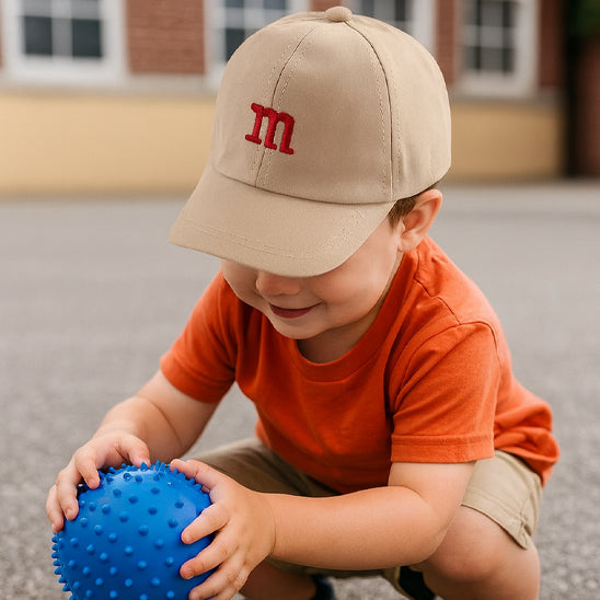 casquette bebe beige jouer ballon dehors