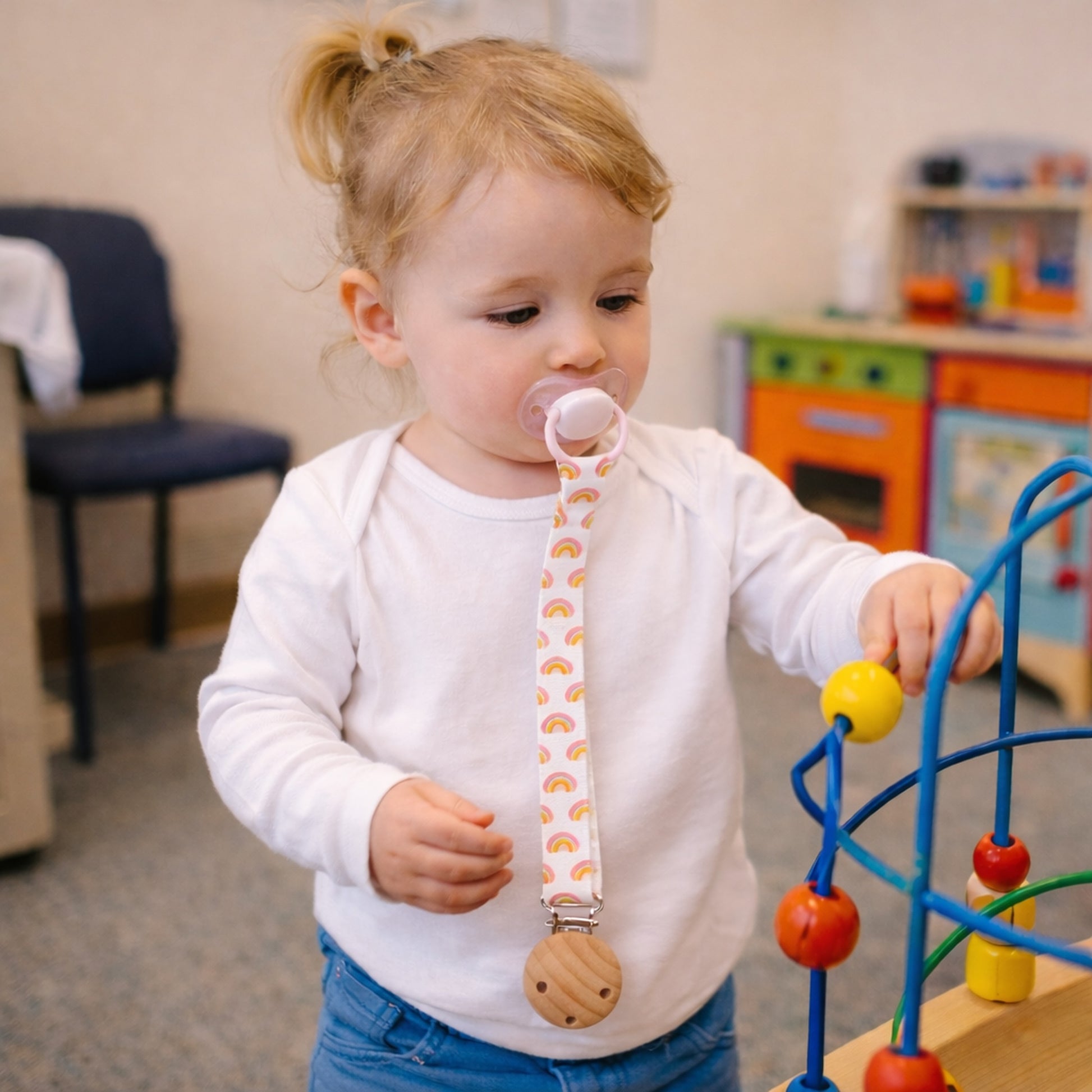 Une attache tetine qui maintient la sucette loin des planchers sales c'est parfait