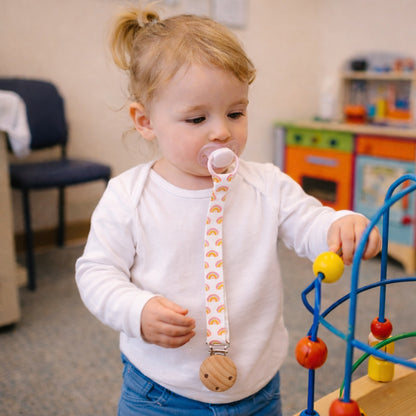 Une attache tetine qui maintient la sucette loin des planchers sales c'est parfait