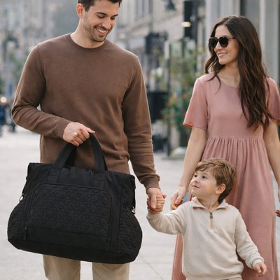 Papa porte sans gêne le sac de naissance Le Petit Bazar en ville