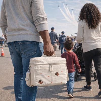 Sortir au spectacle aérien avec toute la famille et les repas au frais dans le sac de naissance isotherme