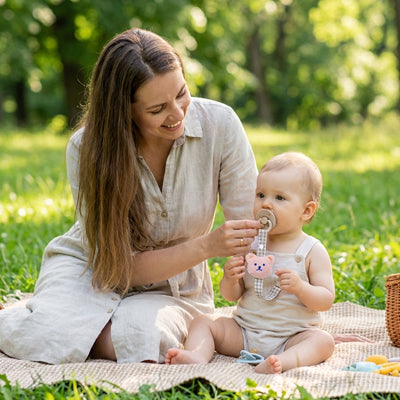 Éviter les pleurs car la sucette reste près de bébé avec son attache tétine solide