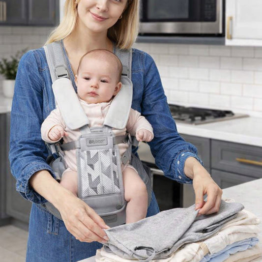 Faire les tâches de la maison en gardant bébé près de vous est idéal avec le porte bebe physiologique
