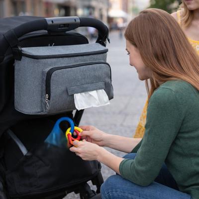 Un sac à langer qui s'accroche à la poussette et vous donne accès aux essentiels rapidement