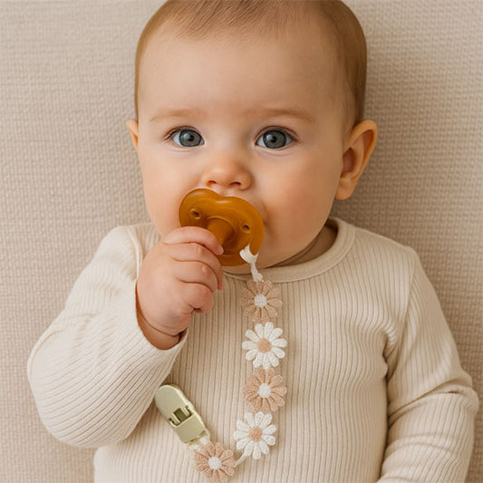 attache tetine marguerite avec jolie petite fille