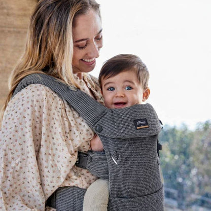 Des moments tendresse envelopper dans un cocon avec le porte bebe 