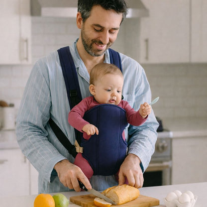 Préparer les repas en toute sécurité avec bébé près de vous dans son porte bebe